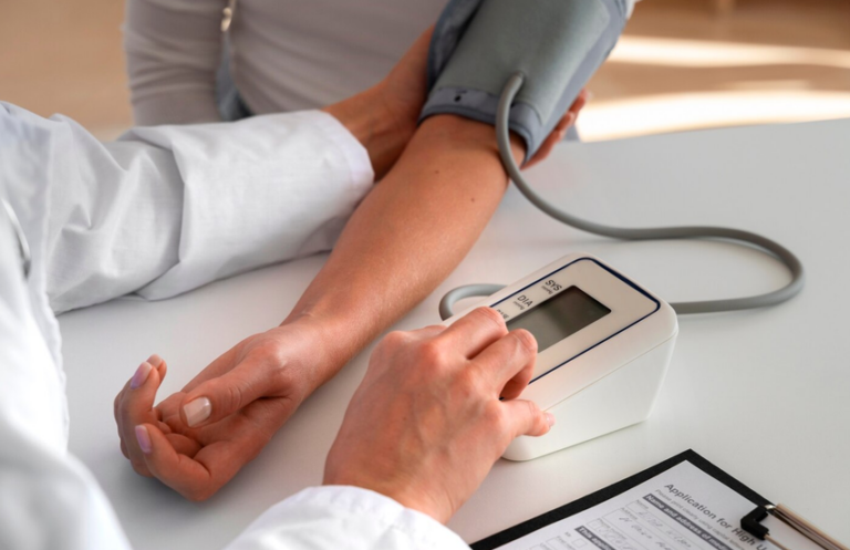 Mitos Pusing dan Hipertensi: Mengapa Anda Perlu Medical Check Up Rutin?