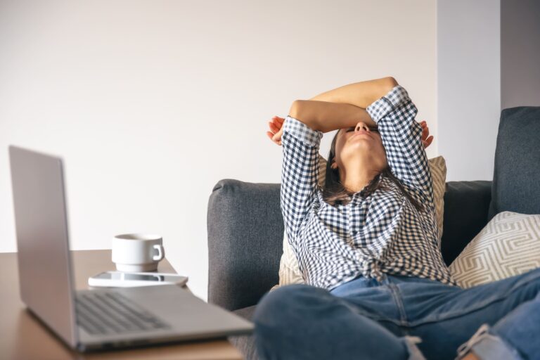 Membedah “Self-Reward” vs Tren Side Hustle: Bahaya Laten Burnout Fisik di Usia 30-an